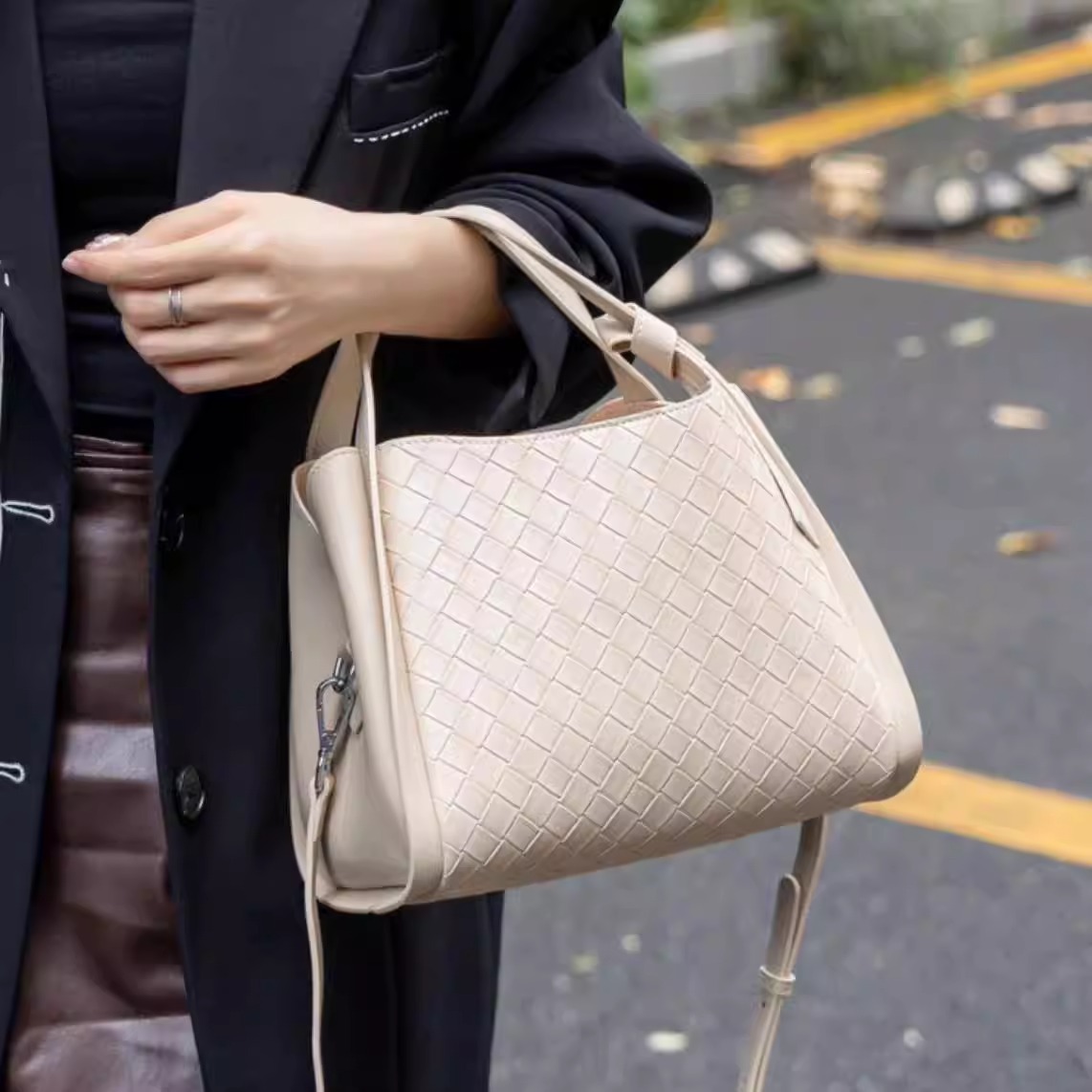 Alta sensación de moda de cuero suave bajo la axila bolso tote para mujeres 2025 verano nuevo gran capacidad versátil bolso de hombro