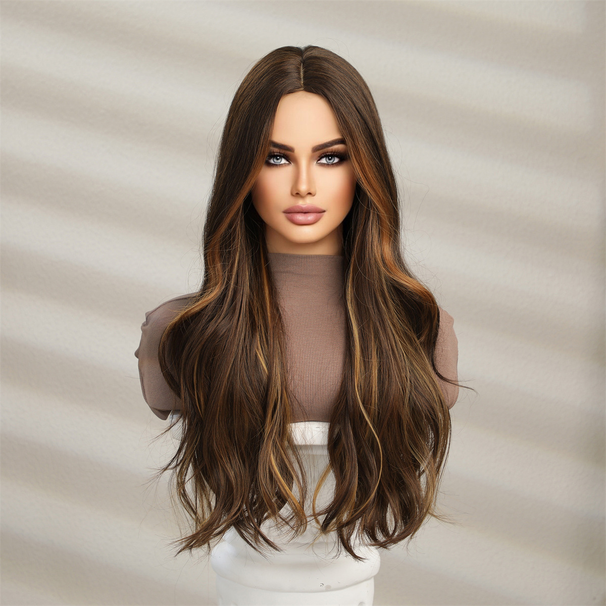 Nueva peluca de mujer de estilo europeo y americano a la moda con reflejos colgantes en la oreja, pelo largo y rizado de parte media marrón oscuro, tocado completo, stock listo para fábrica