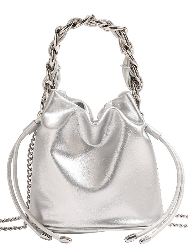 銀色の流浪はチェーンのバケツを編みます。