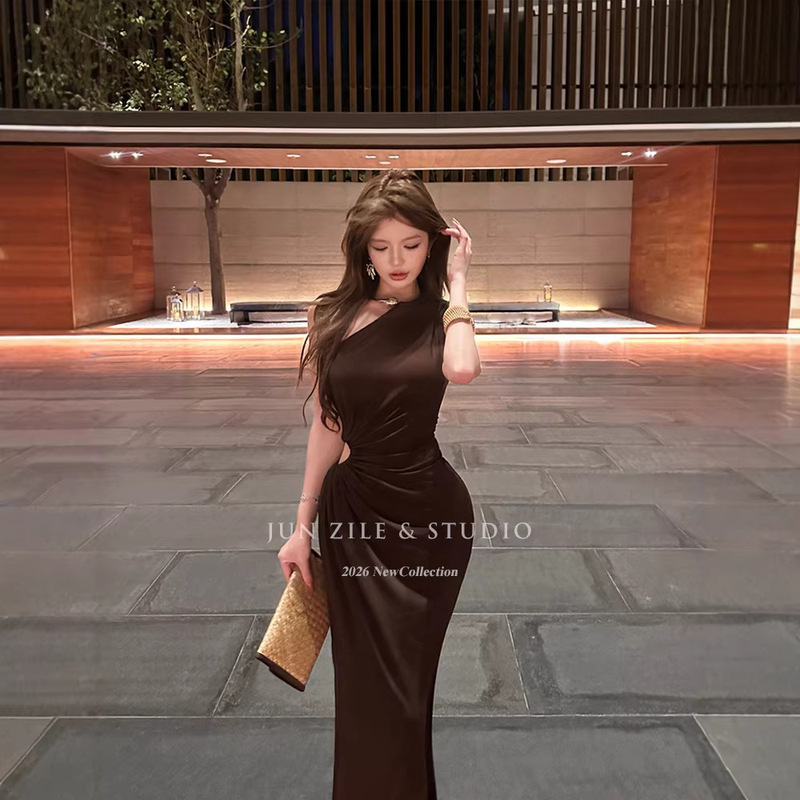 Especially Beautiful, Waist-Cinching Mini Dress with a Sexy Mature Vibe, Sleeveless, Asymmetrical Shoulder, Cut-Out Design, Slimming, Bodycon Long Dress for Women Especially Beautiful, Waist-Cinching Mini Dress with a Sexy Mature Vibe, Sleeveless, Asymmetrical Shoulder, Cut-Out Design, Slimming, Bodycon Long Dress for Women