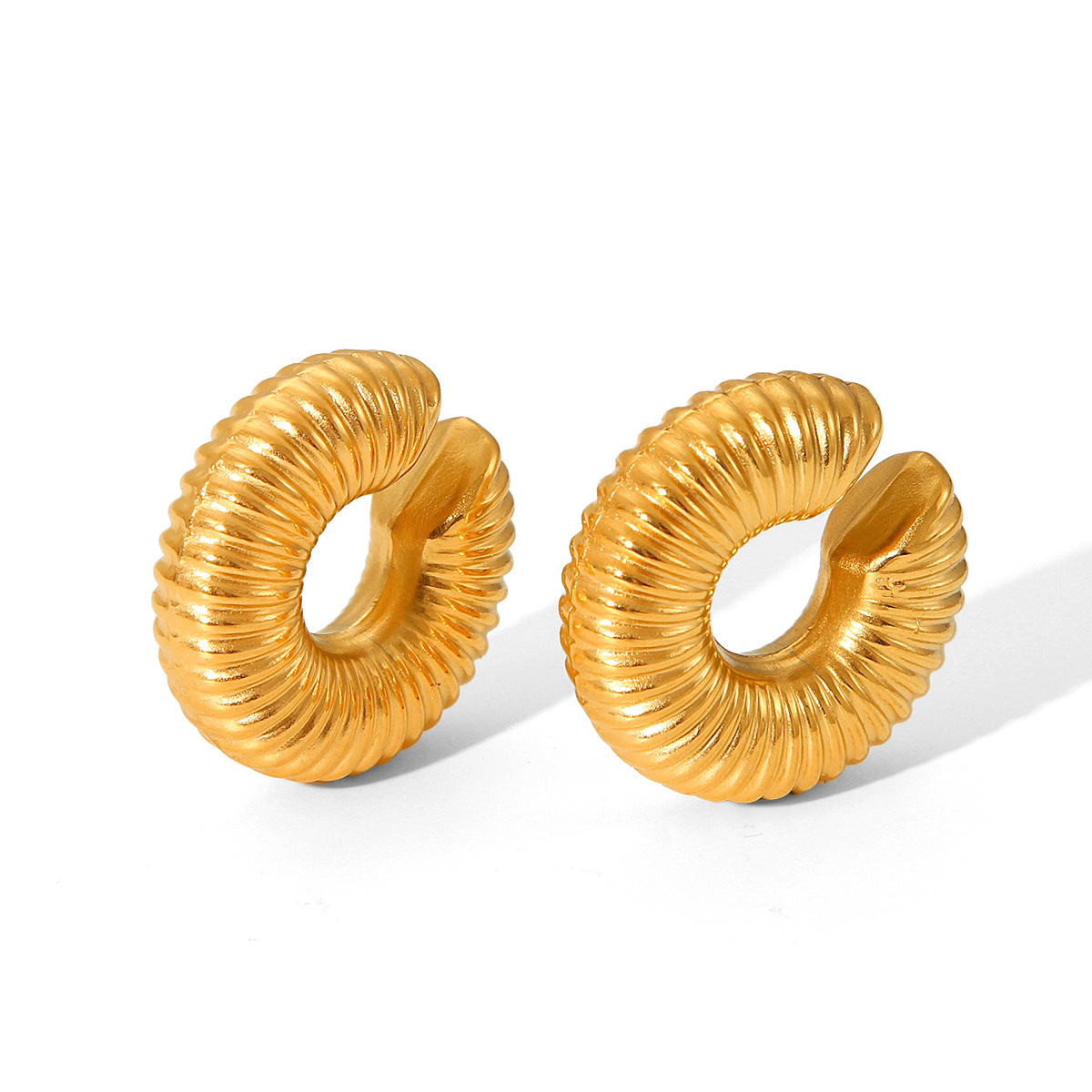 Pinzas para los oídos huecas de galvanoplastia al vacío de acero inoxidable de celebridades netas de INS, pendientes de alta gama de todo fósforo de moda femenina de nicho