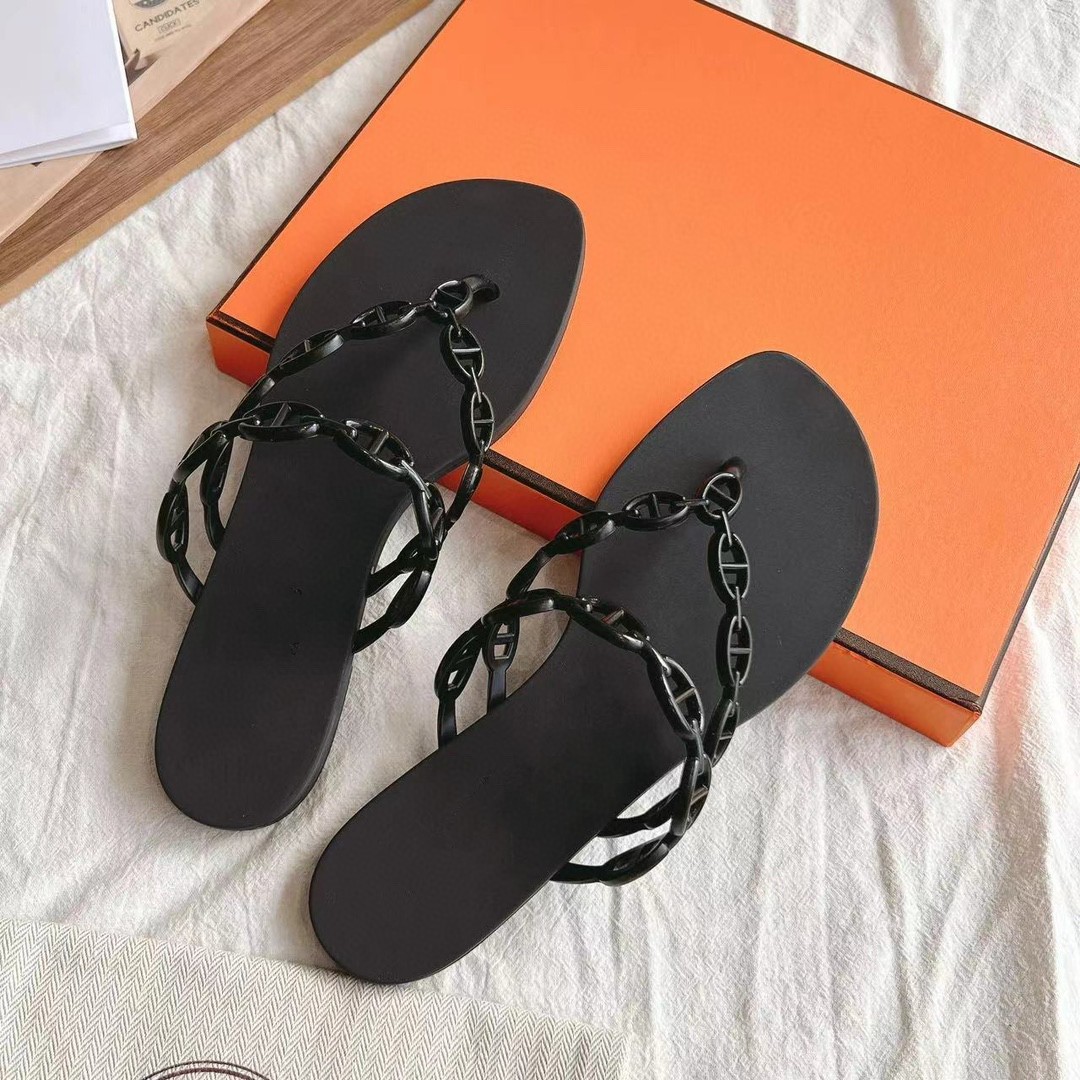 2024 nueva nariz de cerdo plana fuera de la cadena de vacaciones de playa de estilo europeo y americano zapatillas de zapatillas de mujer