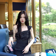 黒い波点のノースリーブベスト女性の夏の外着のデザイン感が小さいです。