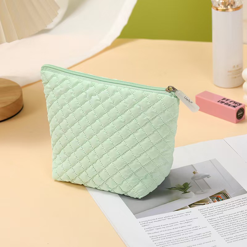 Bolso cosmético de plumón estilo ins simple Bolso de almacenamiento de lavado portátil portátil de gran capacidad para mujer pequeña