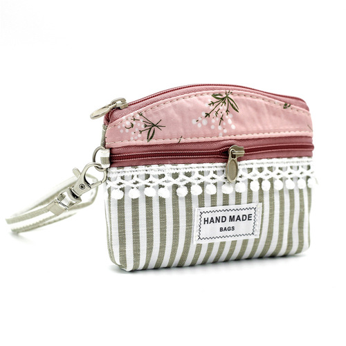 The shop assistant recommends the new dandelion double handle fabric coin purse, a fashionable women's handbag, and a mini coin pouch for delivery.