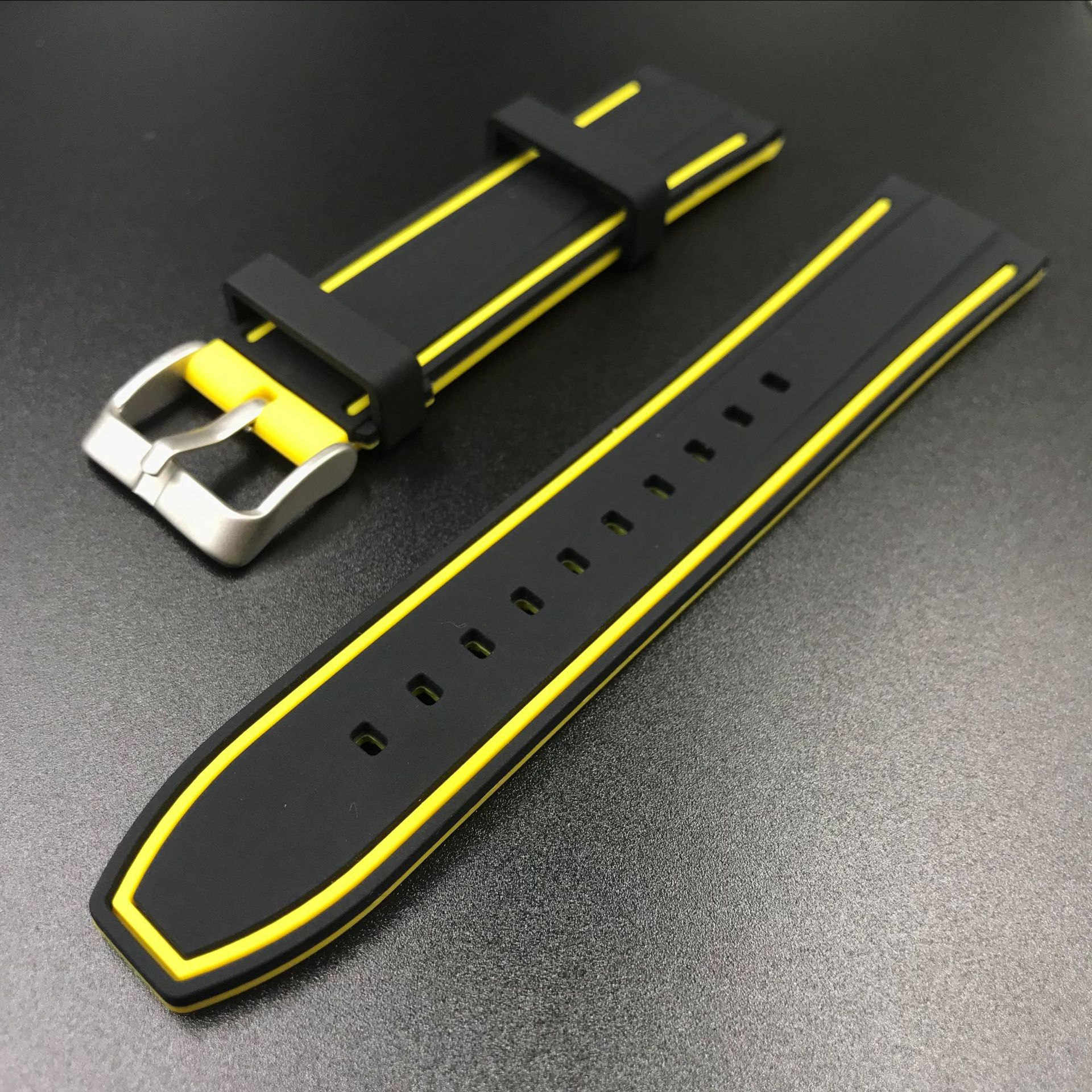 Universal de la correa de silicona transfronteriza interruptor de liberación rápida de dos colores banda de oído adaptador 20 22 24mm de silicona de dos colores Reloj