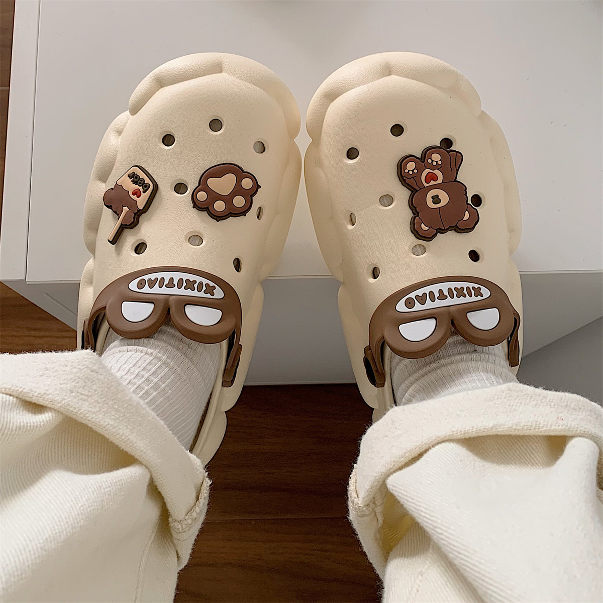 Lightweight Japanese comfortable summer Crocs-style slippers…