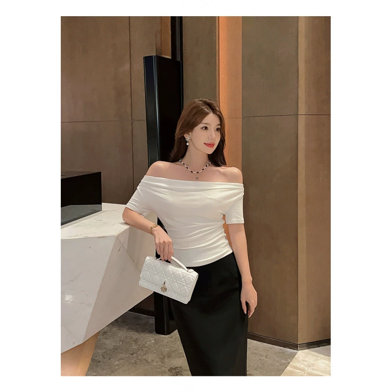 2525 Корейская футболка с одним воротником и открытыми плечами, плиссированной талией и короткими рукавами для женщин летом, красивый элегантный, стройнящий и милый топ