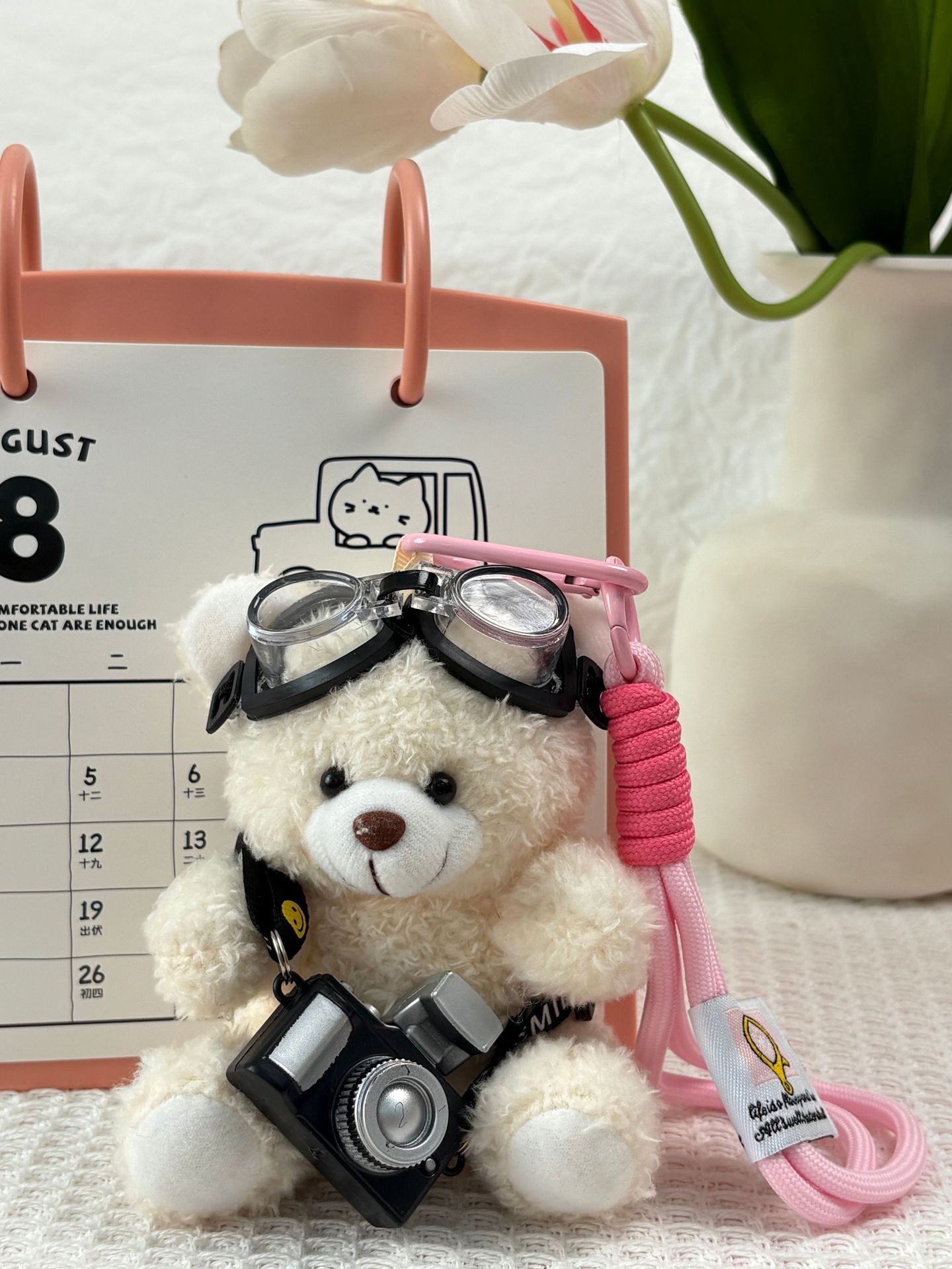 흰색 벌거벗은 곰 + 카메라 안경 곰