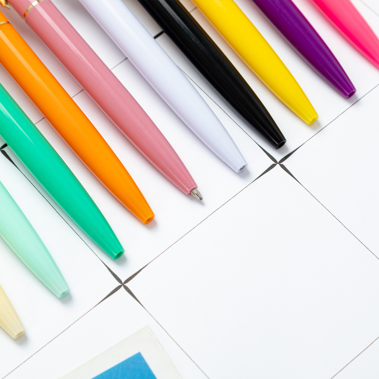 Presione el bolígrafo multicolor al por mayor papelería de oficina estudiante bolígrafo de plástico logotipo de impresión bolígrafo de regalo publicitario