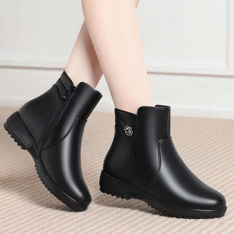 2025真皮冬季妈妈老人棉鞋保暖加绒皮鞋批发绒毛短靴女中老年