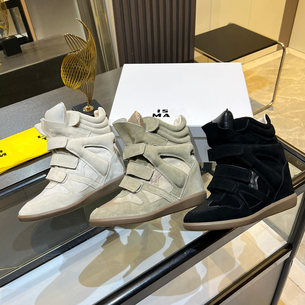 Ayollar uchun retro haqiqiy charmdan yasalgan, Velcro yopiladigan, baland platformali, xanjarsimon poshnali, mayda gavdali ayollar uchun kundalik sport poyabzali.