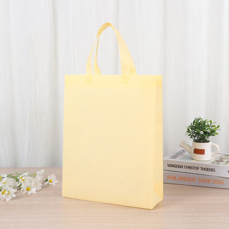 Bolsa de mano no tejida de color vertical en stock para aumentar el embalaje de regalo en blanco imprimible logotipo bolsas no tejidas