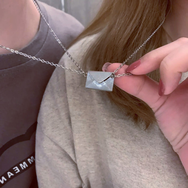 Bekentenis envelop, liefdesbrief, gegraveerde geliefden ketting, creatieve trend, vriend en vriendin, een paar_voghion.com