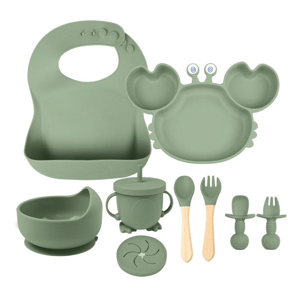 밀리터리 그린 9종 세트 (턱받이 + 크랩 플레이트 + 곰 흡착판 그릇(스낵 뚜껑 포함) + 보완 식품 그릇 + 실리콘 포크 + 나무 손잡이 포크와 스푼)