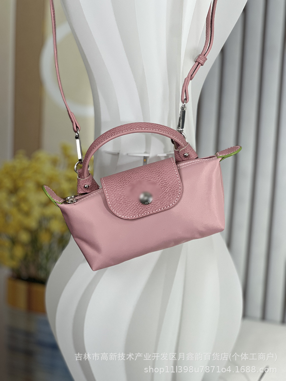 Sakura pink (comes with shoulder strap)