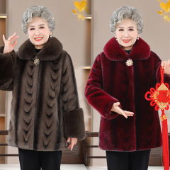 お母さんは冬服を着てミンクの毛のように厚いコートを着ています。