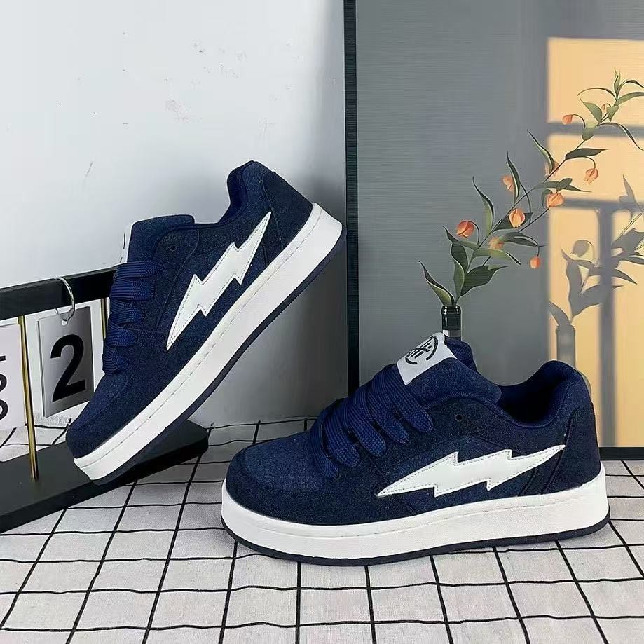 Zapatos de pareja de gran tamaño para hombres y mujeres, zapatos de skate de relámpago casuales, estudiantes de moda casuales, pan transpirable, zapatos de altura baja.