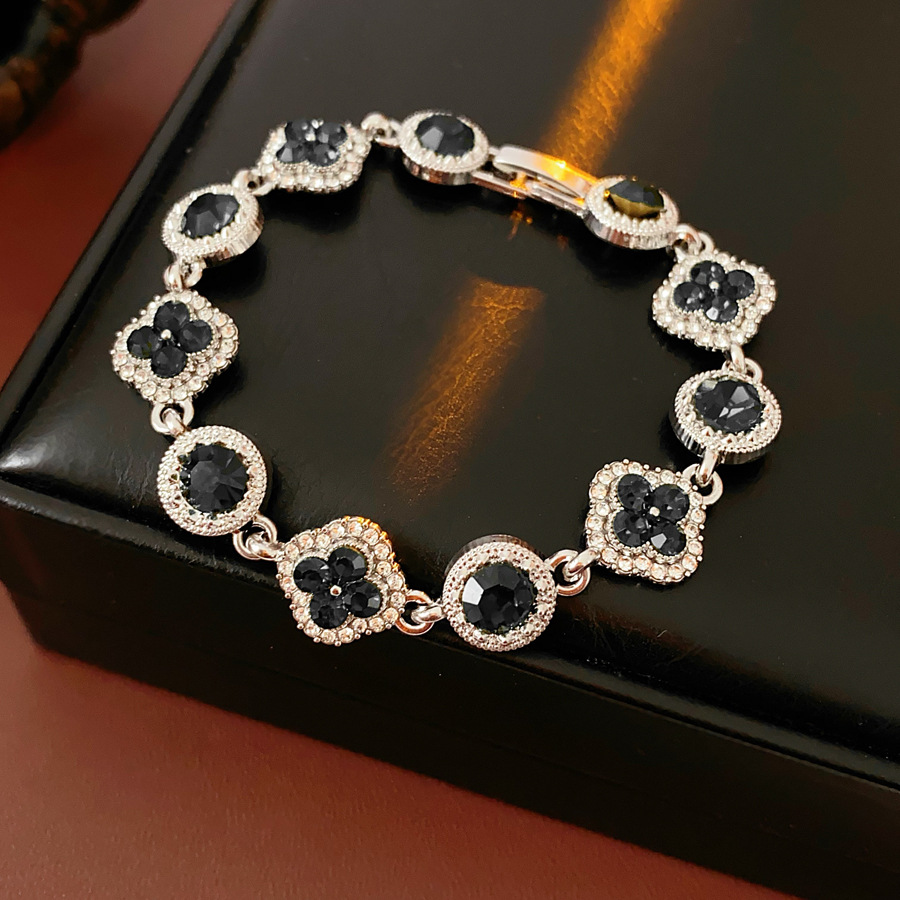 Brazalete de diamantes de cuatro hojas medieval de lujo ligero de alto nivel de sensación de diseño de pulsera sofisticada de nicho joyas de mujer