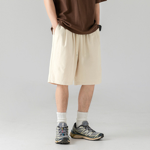 Japanese-style men's casual work shorts with a loose fit, suitable for summer, versatile, basic solid color, pleated, five-pocket pants for men.