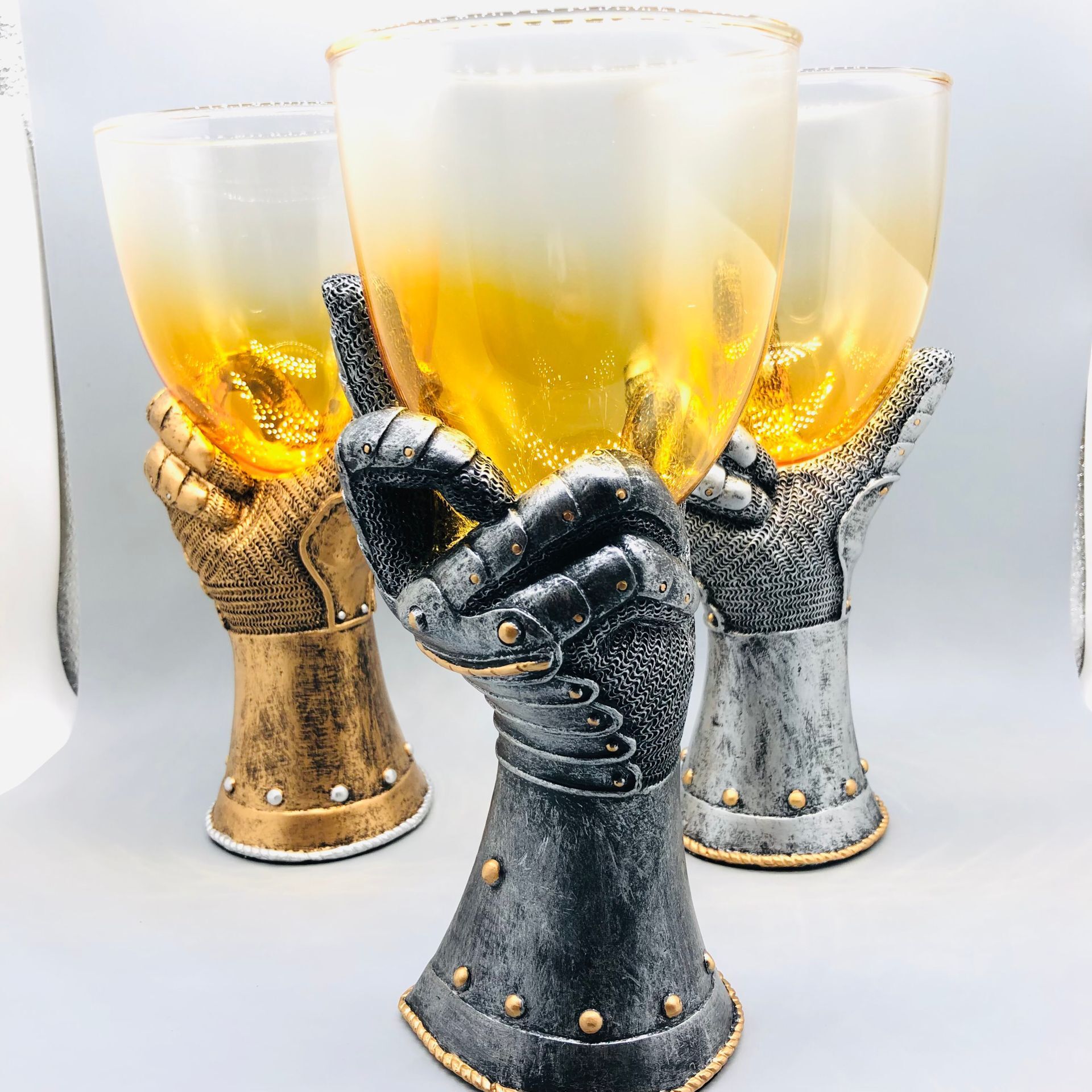 Creativo Ejecutivo Caballero guantes copa de vidrio de resina Armor Hero regalo de vidrio para el novio
