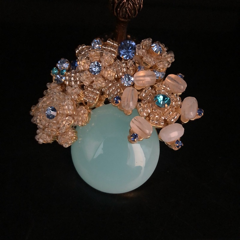 Retro Style All-match Brooch Elegant Temperament Gold Plated Hand-woven Gem Inlaid Blue Corsage High-grade Pin