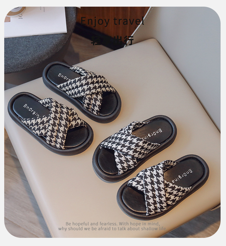 Pantoufles d'extérieur pour enfants, nouvelle collection été 2023, à carreaux croisés, mode coréenne, pantoufles décontractées pour filles, une ligne_voghion.com