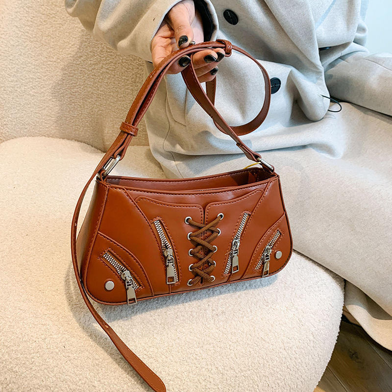 Bolso bandolera transfronterizo femenino 2024 nuevo estilo personalidad chica caliente estilo remache bolso de axila moda bolso bandolera de un solo hombro