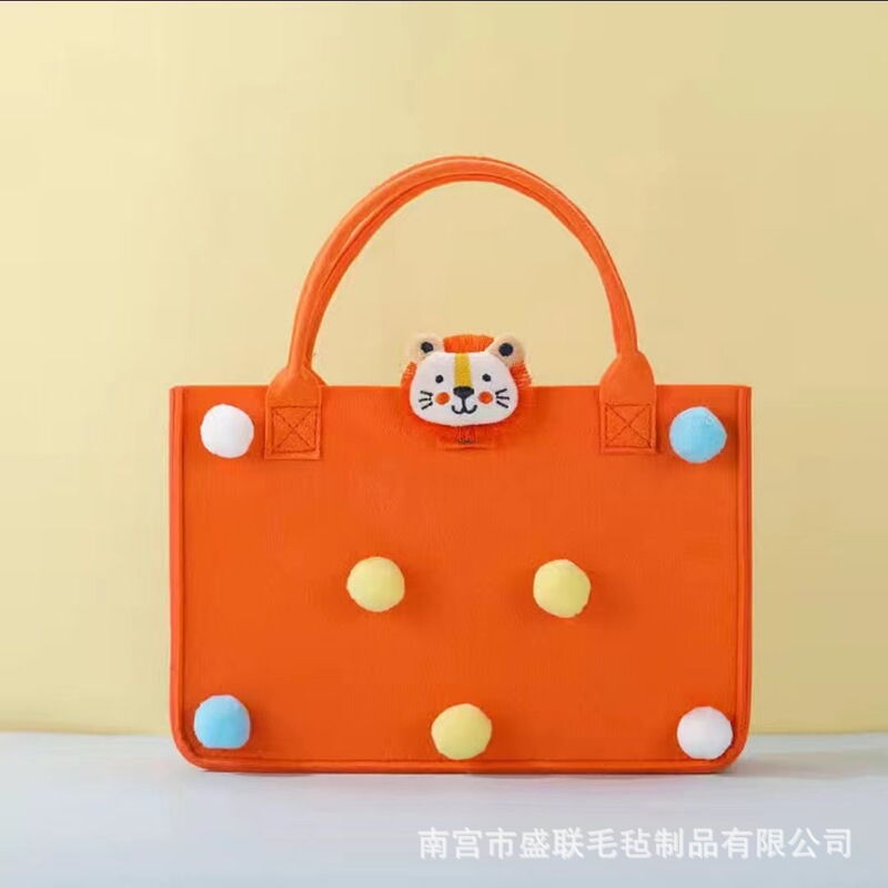 おしゃれでシンプルなフェルトの手提げ袋赤ちゃんの満月の満1歳のプレゼント袋が可愛いです。|undefined