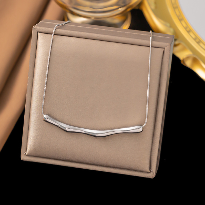 [collar de acero de titanio dorado + acero] collar de amor de nicho con cadena de clavícula avanzada en la moda de lujo ligero femenino
