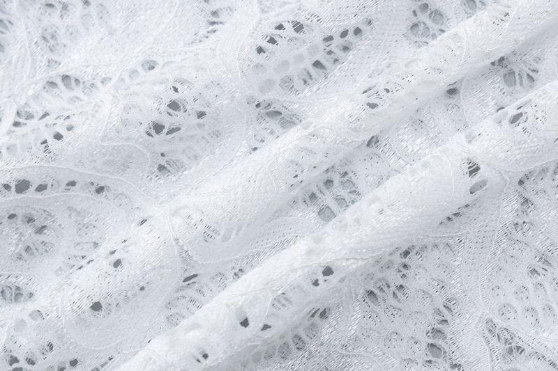 Stile Instagram da donna, taglio corto aderente con scollo a V profondo, ombelico scoperto e pizzo trasparente, maniche lunghe, piccante_voghion.com