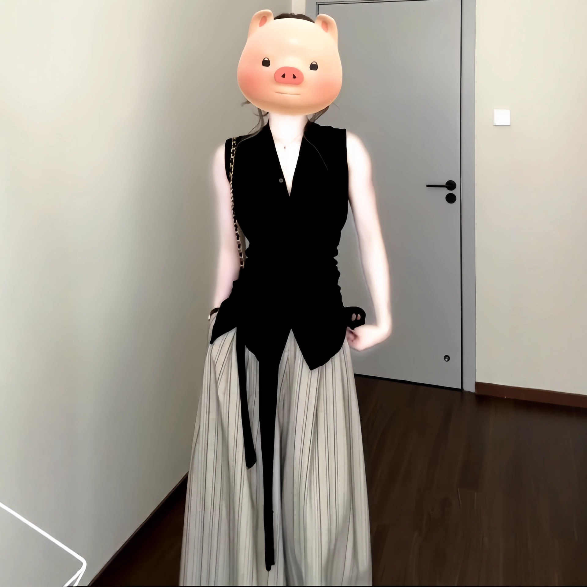 Black V Neck Waist Strap Outer Sleeveless Vest for Women 2025 Summer New Style Versatile Top