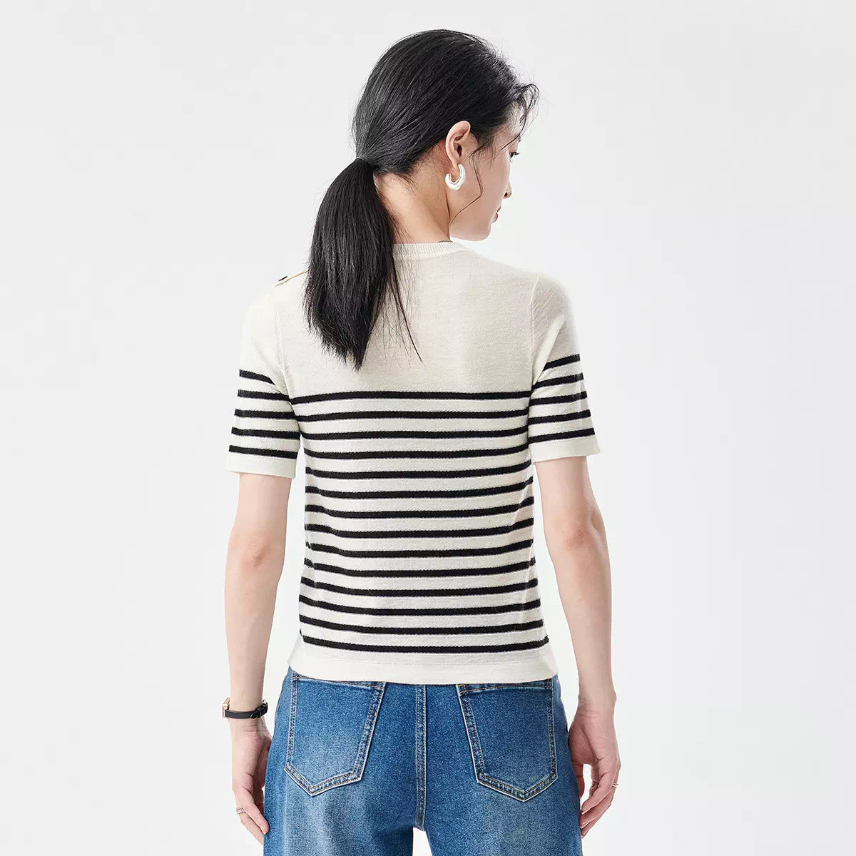 Summer knitted short sleeve T-shirt with a round collar