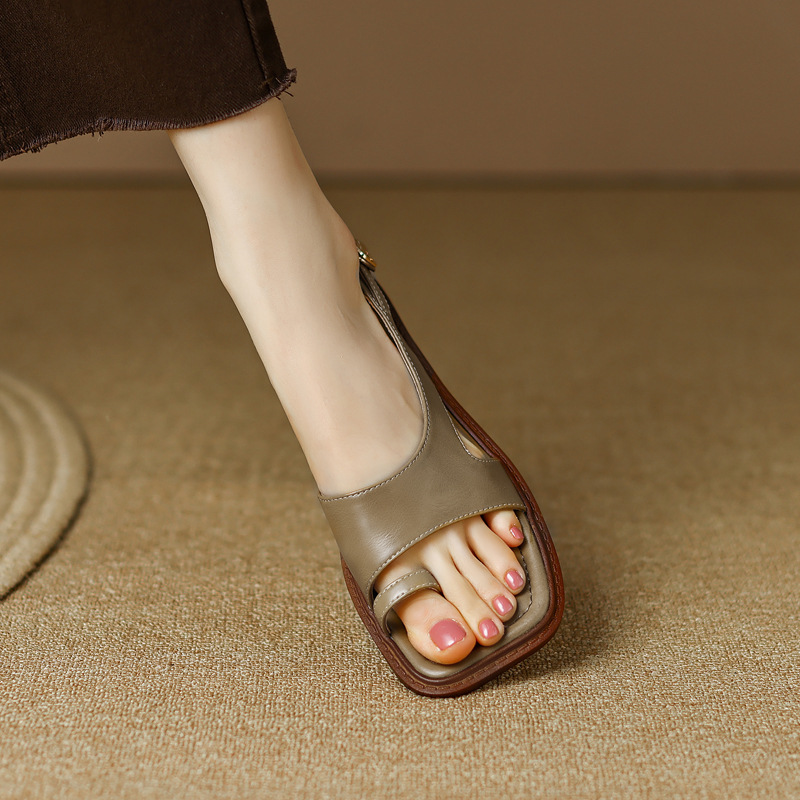 Sandal nữ xỏ ngón cổ điển đế bệt hở mũi — Màu nâu