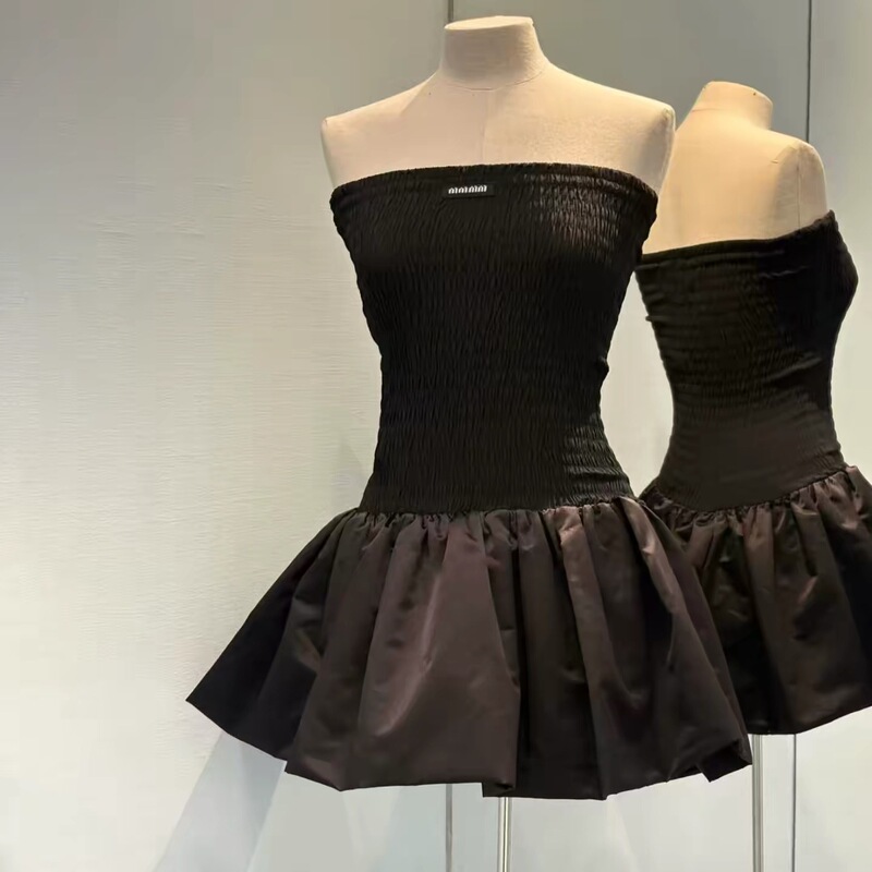 Mm Spring and Summer New Style Embroidered Letter Patchwork Pleated Tie Elastic Black Strapless Dress with Puffy Skirt