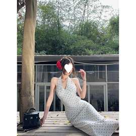 白色波点v领挂脖连衣裙女夏法式性感露背气质中长裙子