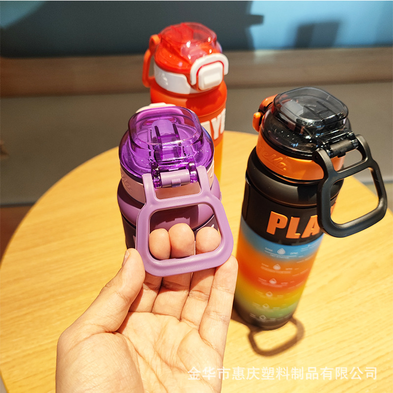 Al por mayor nueva taza de agua de plástico de paja de alto valor portátil estudiantes de tres colores gradiente botella de agua deportiva al aire libre