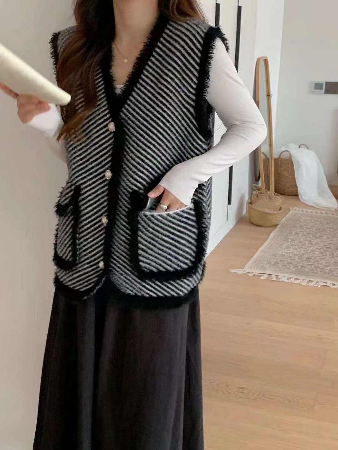 Chaleco de punto chaleco estilo Chanel para mujer 2023 otoño e invierno nuevo suéter de chaleco sin mangas de terciopelo de visón de imitación a rayas en blanco y negro image 9