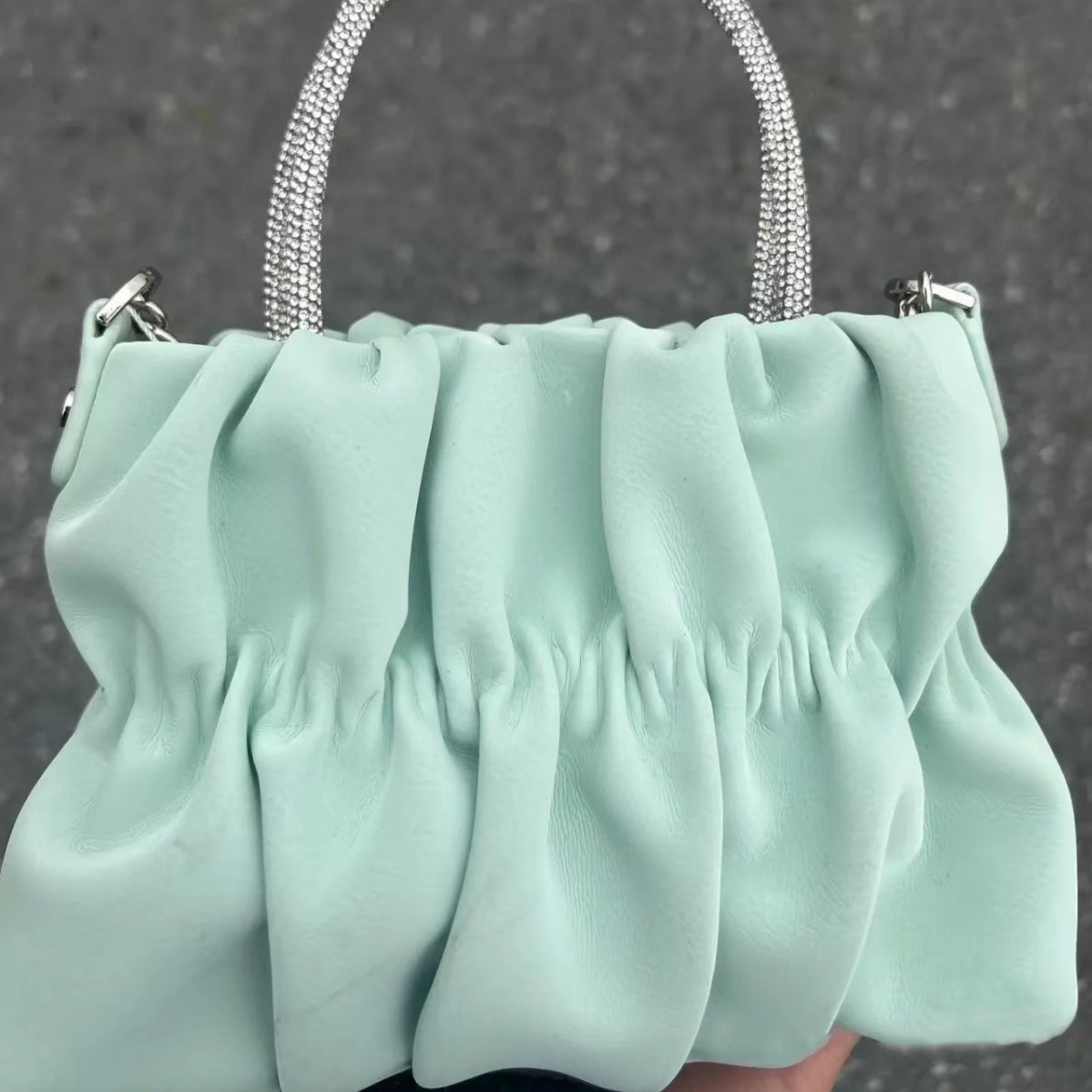 Macaron pequeña bolsa de mensajero portátil fresco para las mujeres 2024 verano nueva moda todo partido plisado nube cadena bolsa