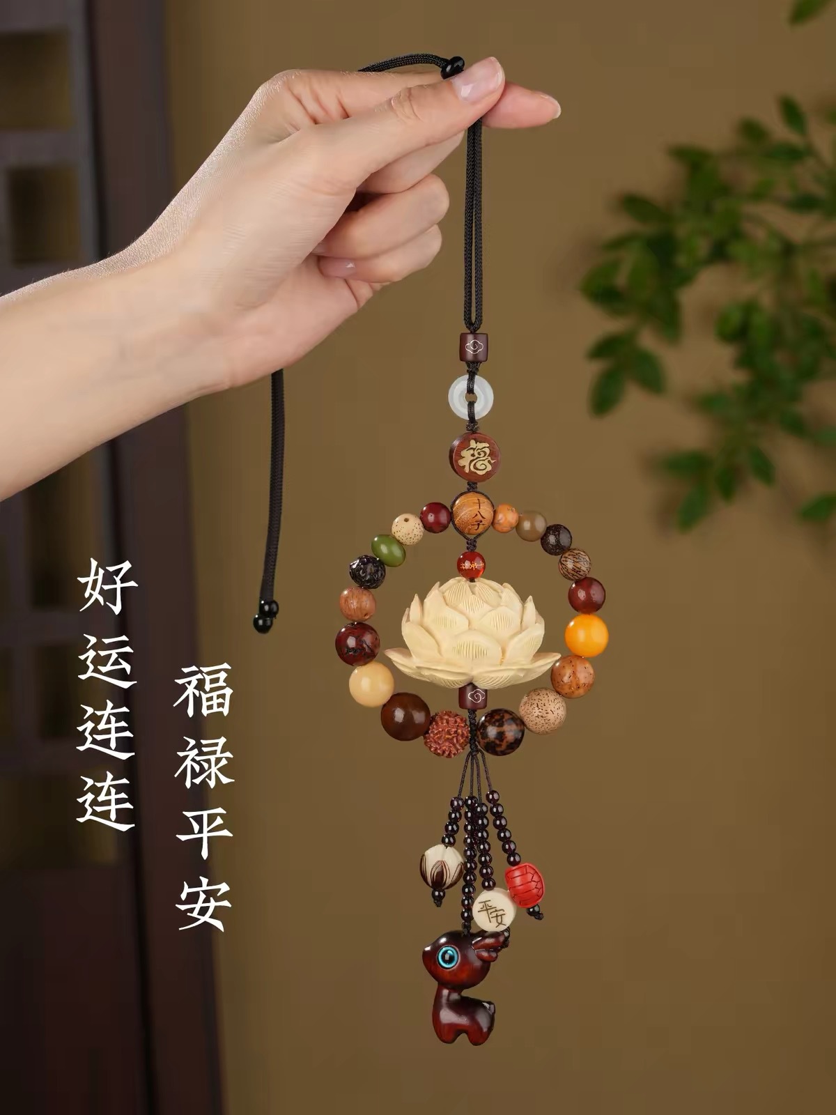 New natural Bodhi and Boxwood 18-seed lotus car pendant gift, high-end rearview mirror decoration for men