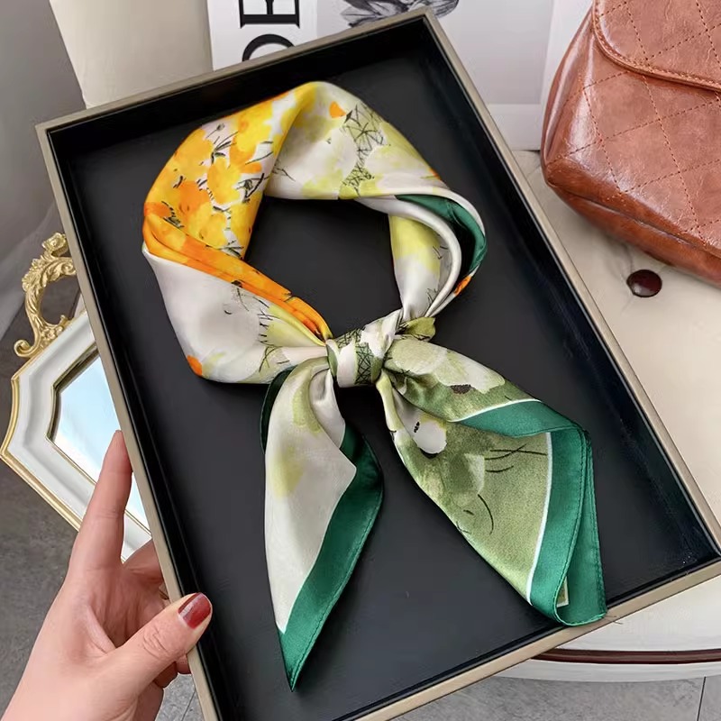 Bufanda de seda para mujer 2025 nuevo estilo 70 bufanda cuadrada cuello de sensación de alta gama para dar regalos a los ancianos para las madres práctica y versátil con camisa