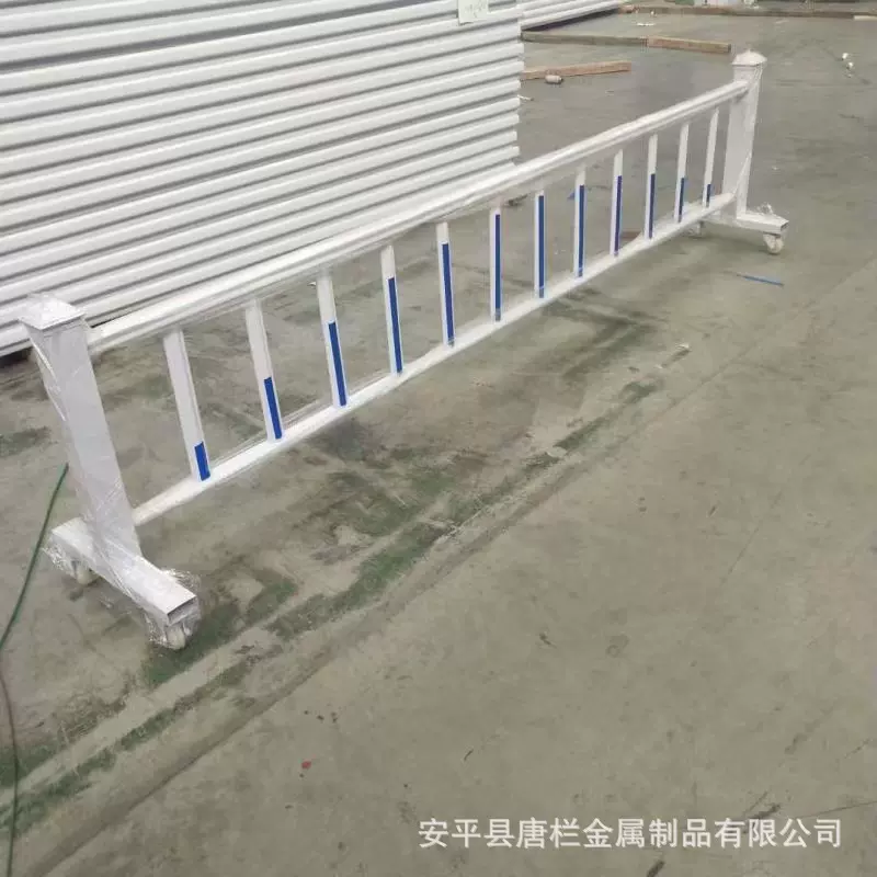 厂家定制市政道路护栏公路马路隔离围栏可开发票镀锌喷塑护栏栏杆