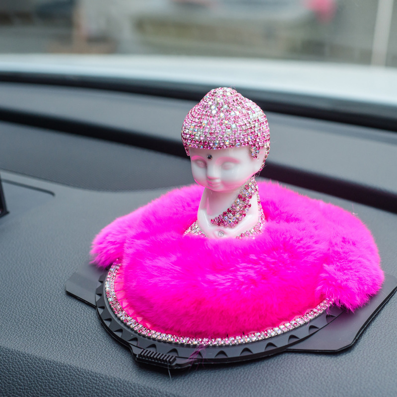 Juego de adornos de perfume de coche de Buda de piel de conejo Rex Perfume de coche con incrustaciones de diamantes Estatua de Buda Suministros de coche Estera antideslizante