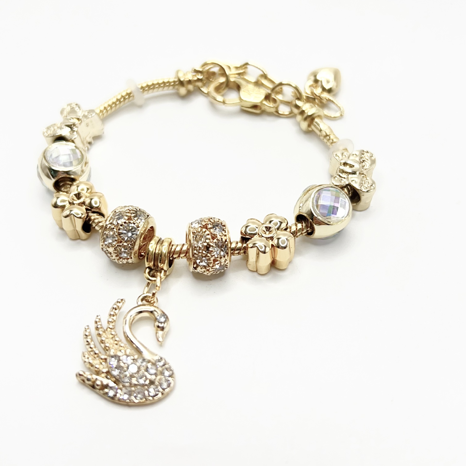 春夏の新型の小清新で甘い少女風のストライプの花の愛の蝶の数珠のブレスレットの透かし彫りのダイヤモンドの手の串