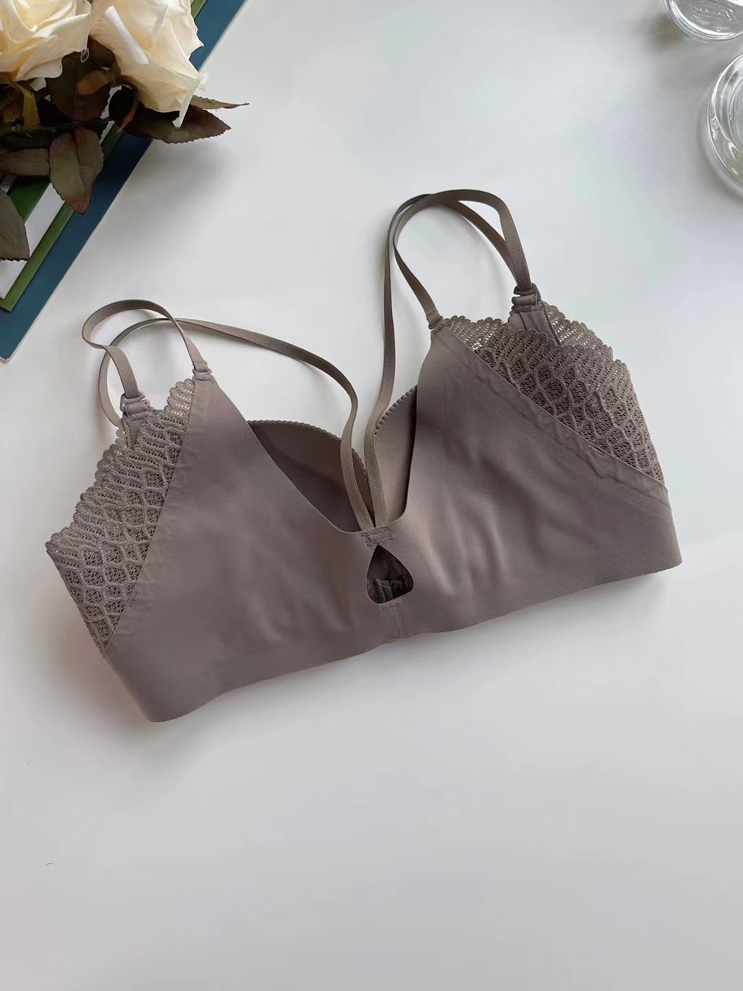 6333 hígado caliente clásico medio grueso Tipo de copa hebilla frontal sin anillo de acero profundo V sexy encaje espalda anti-anillo de acero traje de ropa interior