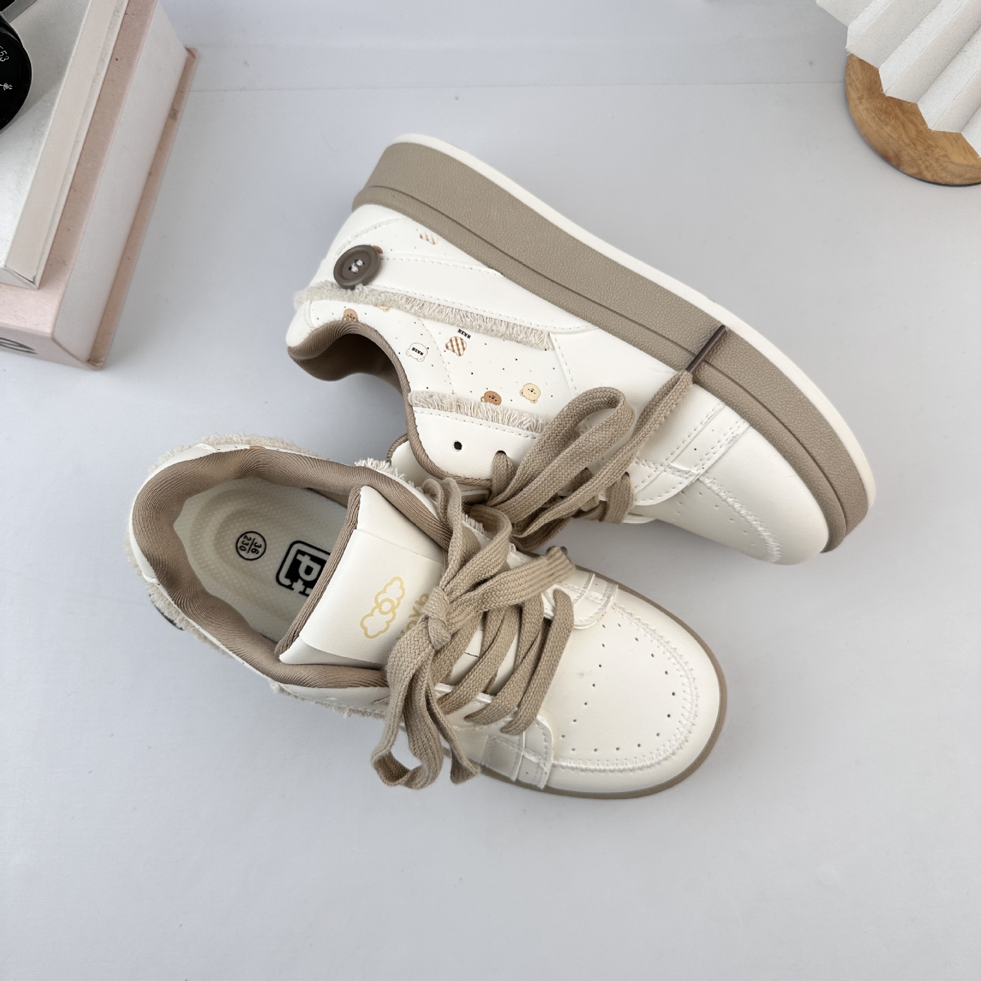 Yuanbo 2025 otoño nuevos zapatos blancos de estudiantes de estilo femenino versátil coreano zapatos de suela gruesa de nicho de moda zapatos de mujer