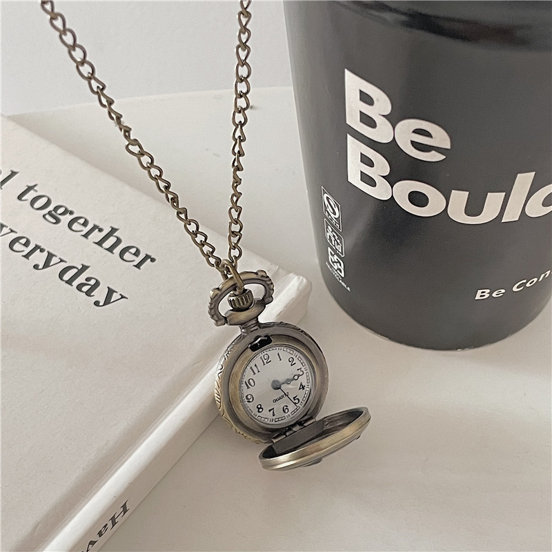 Fashionable Male and Female Students' Personalized Embossed Hollow Retro Pocket Watch to Carry with You, High-Looking Creative Gift Necklace Watch