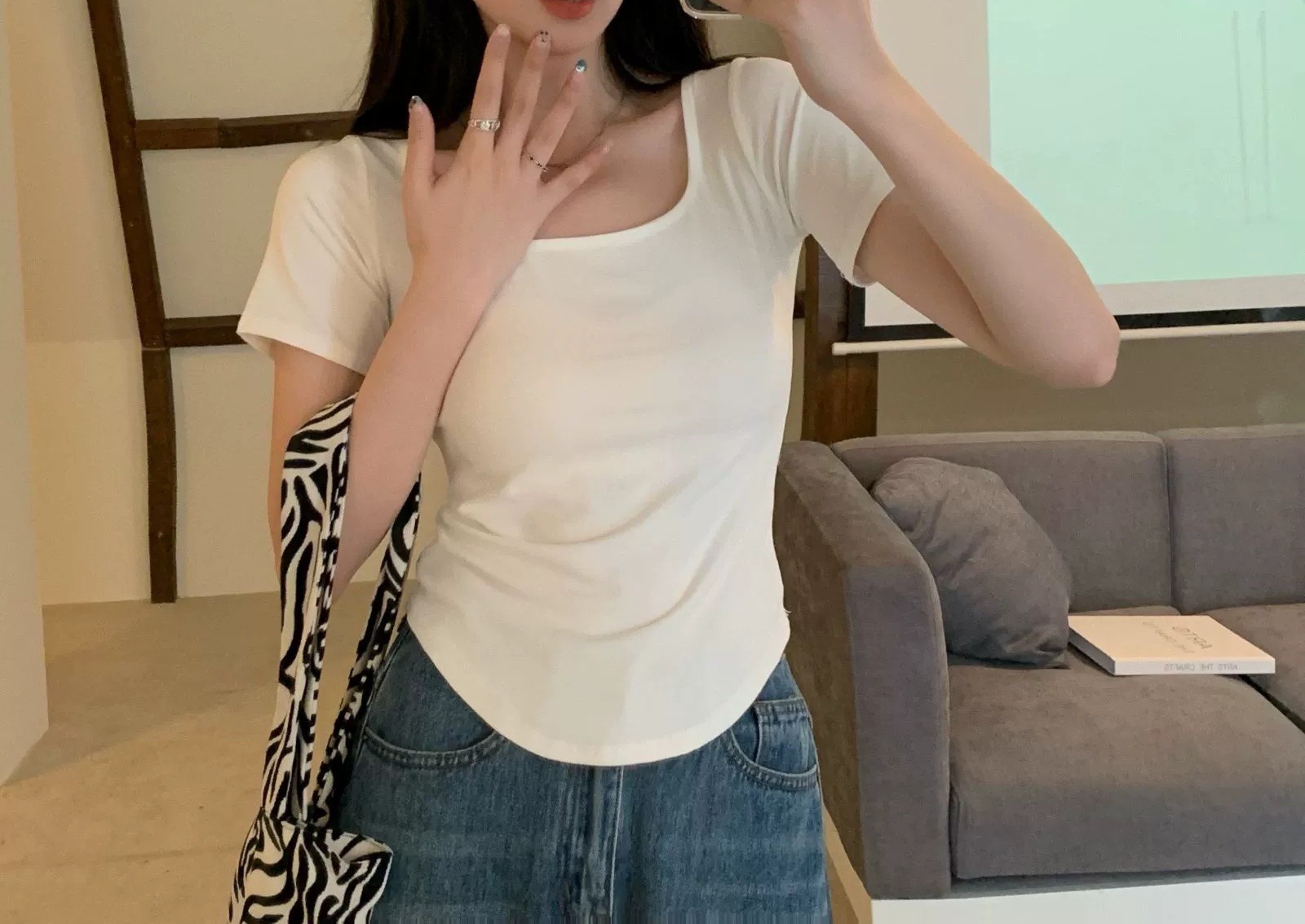 Pure desire niche white short sleeved t-shirt for women in summer 2024, new style with front shoulders to cover the_voghion.com