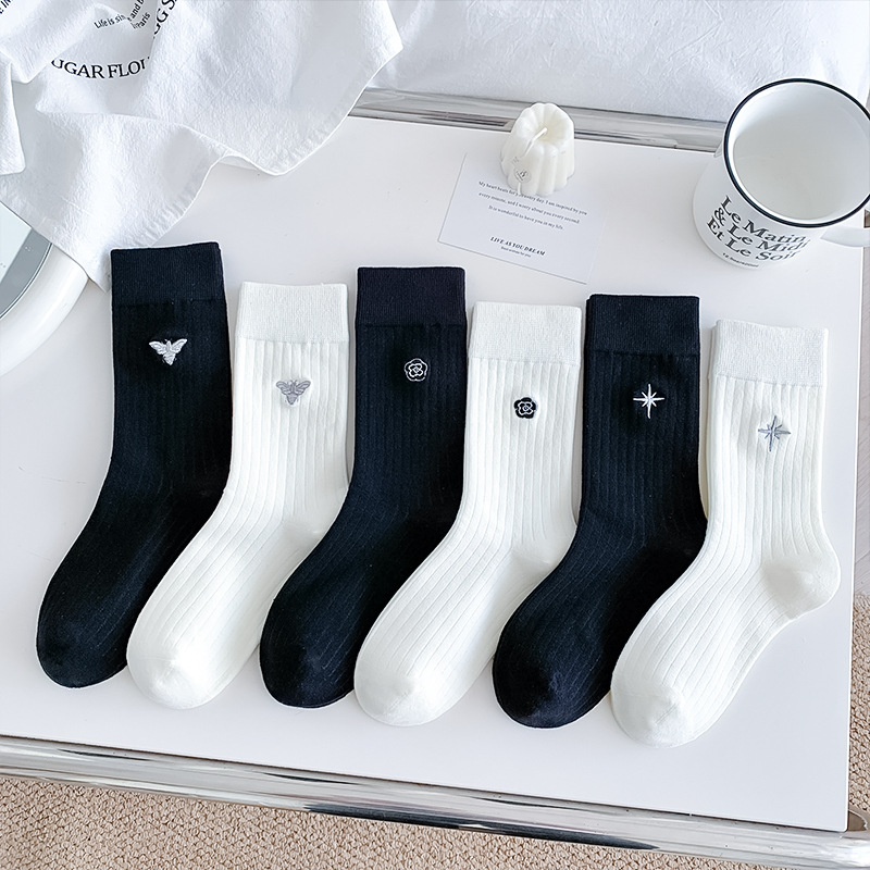 Calcetines de verano para mujeres de color sólido simple patrón de bordado mediano calcetines de algodón transpirable calcetines de mujer Zhuhai al por mayor