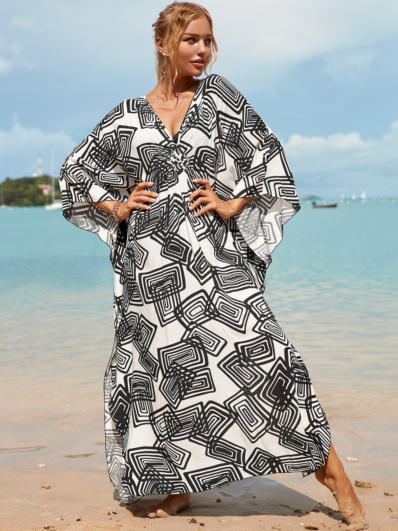 Costume da bagno da donna per vacanza al mare, la gonna da spiaggia con copri bikini da donna è indossata all'esterno._voghion.com